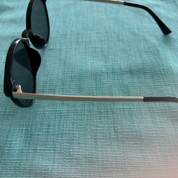 Rounded Lens Sunglasses - Picture 2 of 2